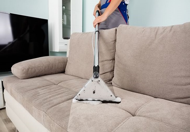Higienização de sofá sem sair de casa? Confira como!