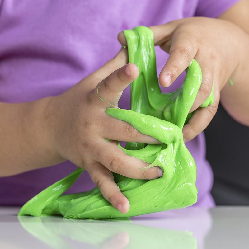 Como tirar mancha de slime do sofá, roupas e tecidos?